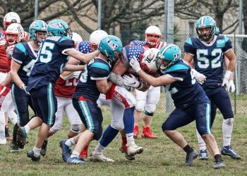 Moronesi in forza ai redskins verona percorre 15 yard dopo la ricezione nonostante gli avversari tentino di portarlo al suolo FOTO PAOLO BRUTTI